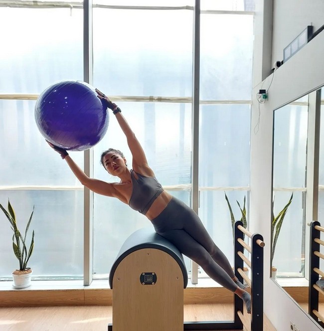 Inge Anugrah, wanita 42 tahun itu dikenal dengan tubuh fit-nya karena rajin berolahraga. Pilates menjadi salah satu aktivitas kebugaran favoritnya. Foto: dok. Instagram/@inge_anugrah