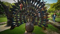 Tampak patung-patung hewan yang dibuat beragam, mulai dari ayam, singa, hingga burung merak.  