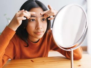 Jerawat di Antara Alis Penyebab dan Cara Mengatasinya, Perlu Diingat!