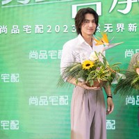 “Om om kapan tuanya sih prasaan dari dulu gitu-gitu aja mukanya,” tulis netizen di Instagram. “Jerry nya gak menua, tambah tampan, glowing dan ganteng,” tulis netizen lagi. “Makin tua malah makin ganteng,” tulis netizen lainnya. Foto: Dok. Weibo Shangpin