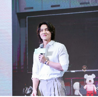 Inilah kemunculan langka Jerry Yan di publik. Pemeran Daoming Si dalam serial Meteor Garden itu termasuk jarang tampil di depan umum. Kemunculannya pun jadi atensi. Apalagi saat foto-foto kemunculannya di publik beredar di media sosial. Foto: Instagram