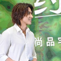 Bicara lebih serius soal perawatan dirinya yang kerap disebut awet muda, Jerry Yan mengaku dia hanya mencoba agar selalu bahagia dan tak terlalu banyak pikiran. Foto: Dok. Weibo Shangpin
