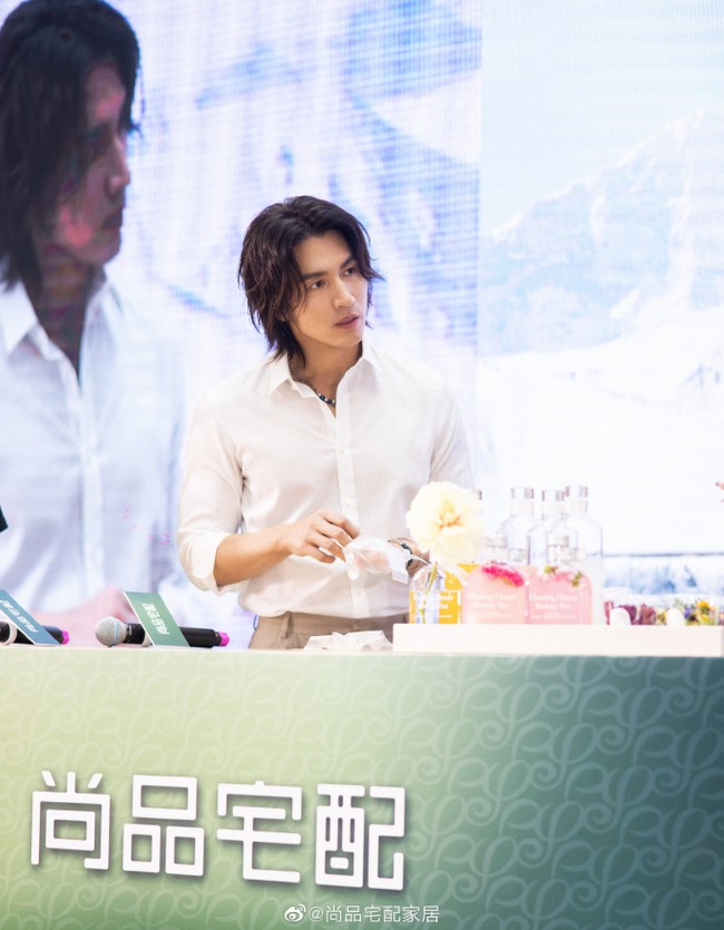 Jerry Yan hadir di publik untuk mempromosikan merek perlengkapan rumah tangga Shangpin Home Furnishing pada Mei 2023. Jerry hadir di salah satu mall di Shanghai yaitu Raffles City. Foto: Dok. Weibo Shangpin