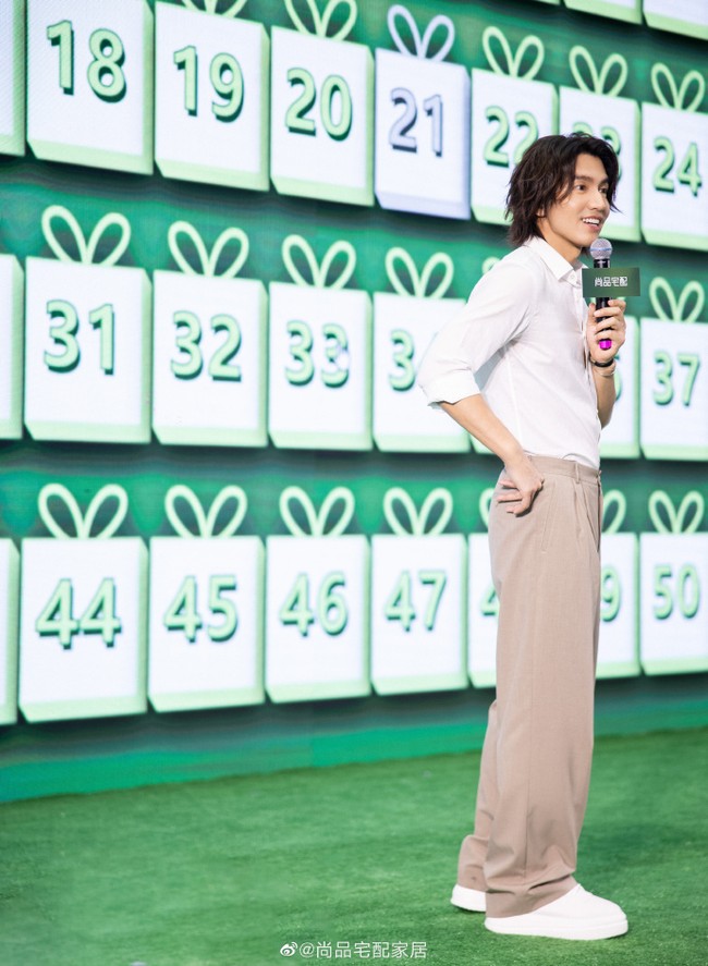 Jerry Yan tampil simple memesona saat hadir di acara Shangpin Home Furnishing. Dia mengenakan kemeja putih dan celana warna khaki. Rambutnya ditata mirip seperti saat dulu dia memerankan Daoming Si di Meteor Garden. Foto: Dok. Weibo Shangpin