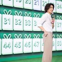 Jerry Yan tampil simple memesona saat hadir di acara Shangpin Home Furnishing. Dia mengenakan kemeja putih dan celana warna khaki. Rambutnya ditata mirip seperti saat dulu dia memerankan Daoming Si di Meteor Garden. Foto: Dok. Weibo Shangpin