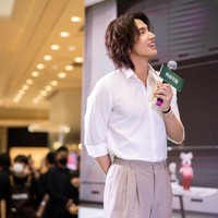 Jerry Yan juga mengungkapkan agar tak banyak memikirkan hal-hal tidak penting, dia enggan terlalu eksis di media sosial. Jerry sendiri memiliki akun Instagram resmi jerry_yan_official, namun jarang disentuhnya. Sejak dibuat pada 2018 hingga saat ini, hanya ada tujuh unggahan di akun Instagram tersebut. Foto: Dok. Weibo Shangpin