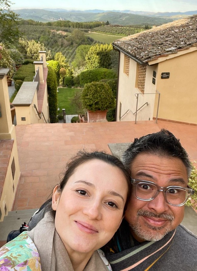 Dalam foto-foto liburannya, terlihat Julie Estelle tampil tanpa makeup. Tapi aura cantiknya sebagai bumil tetap terpancar. Foto: Instagram/@ryanogilvy @julstelle