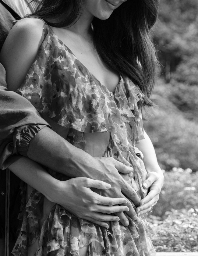 Julie Estelle pertama kali mengumumkan kehamilannya di Instagram pada 18 Maret 2023. Kala itu dia mengunggah foto dirinya dan suami sedang memegang perut. “Sangat diberkati dan bersemangat untuk memberitahu bahwa kami sedang menanti ‘bundel kebahagiaan’ kami di musim panas ini,” tulisnya dalam bahasa Inggris. Foto: Instagram/@ryanogilvy @julstelle