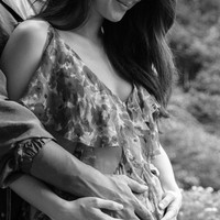 Julie Estelle pertama kali mengumumkan kehamilannya di Instagram pada 18 Maret 2023. Kala itu dia mengunggah foto dirinya dan suami sedang memegang perut. “Sangat diberkati dan bersemangat untuk memberitahu bahwa kami sedang menanti ‘bundel kebahagiaan’ kami di musim panas ini,” tulisnya dalam bahasa Inggris. Foto: Instagram/@ryanogilvy @julstelle