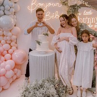 Julie Estelle belum lama ini menggelar baby shower. Perayaan kehamilan yang sudah memasuki usia 7 bulan itu dihadiri oleh sang kakak, Cathy Sharon, dan makeup artist Ryan Ogilvy. Mengenakan gaun panjang putih, paras cantiknya tetap terpancar meskipun tak pakai makeup. Foto: Instagram/@ryanogilvy @julstelle