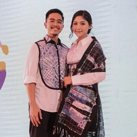 Di foto ini, pria yang punya beberapa bisnis kuliner ini juga tampil stylish dengan kemeja modern beraksen batik karya Wilsen Willim. (Foto: Instagram/@kaesangp)