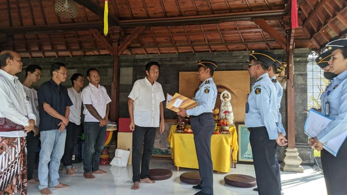 Sebanyak 29 narapidana mendapatkan remisi khusus hari raya Waisak. Mereka adalah narapidana yang beragama Buddha.