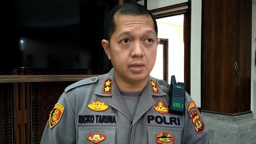 Kapolres Karangasem AKBP Ricko AA Taruna melarang turis lansia melakukan aktivitas wisata alam, seperti naik gunung dan rafting.