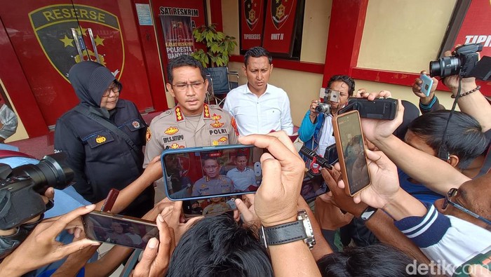 Kapolresta Banyumas, Kombes Edy Suranta Sitepu memberikan keterangan kepada wartawan, Senin (5/6/2023).