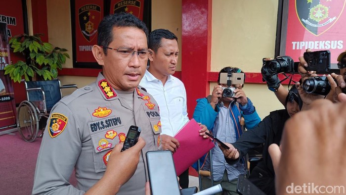 Kapolresta Banyumas, Kombes Edy Suranta Sitepu memberikan keterangan kepada wartawan terkait kematian tahanan kasus curanmor, Senin (5/6/2023).