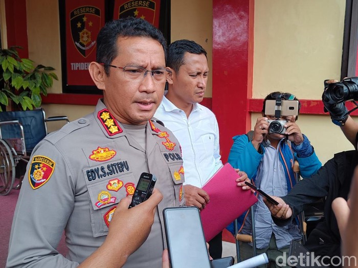 Kapolresta Banyumas, Kombes Edy Suranta Sitepu memberikan keterangan kepada wartawan terkait kematian tahanan kasus curanmor, Senin (5/6/2023).