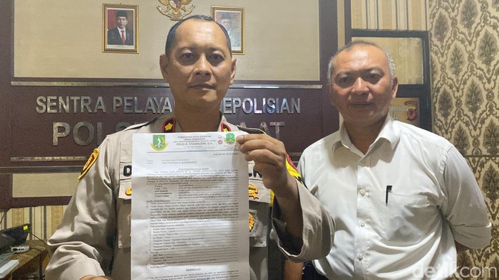 Kapolsek Cisaat Kompol Deden Sulaeman saat melakukan konferensi pers di Mapolsek Cisaat
