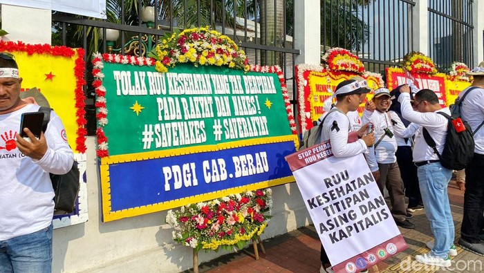 Karangan bunga di depan Gedung DPR (Fathia Nabila Qonita/detikcom)