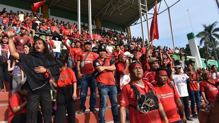 Karomania Indonesia saat mendukung Karo United di Stadion Teladan (Foto: Istimewa)