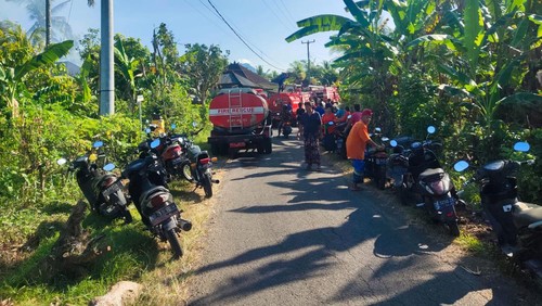 Suasana di sekitar lokasi kebakaran di Banjar Kepuh, Desa Mendoyo Dauh Tukad, Kecamatan Mendoyo, Kabupaten Jembrana, Senin (5/6/2023).