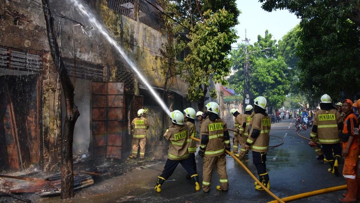 Kebakaran melanda warung kopi (warkop) di Kwitang, Senen, Jakarta Pusat (Jakpus). Kebakaran itu diduga berawal dari terbakarnya selang kompor. (dok Sudin PKP Jakpus)