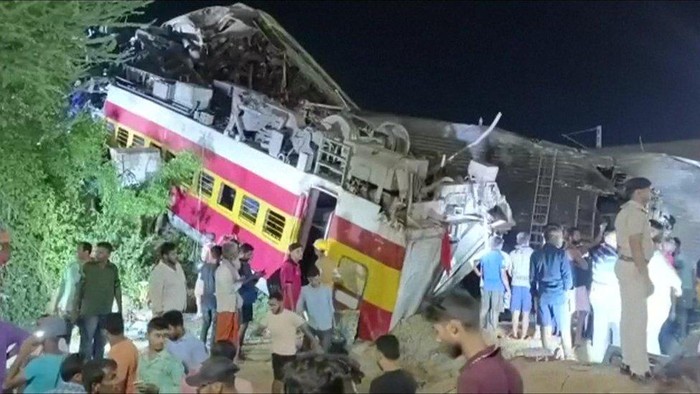 Kecelakaan kereta di India: Kesalahan sinyal kemungkinan penyebabnya, kata menteri