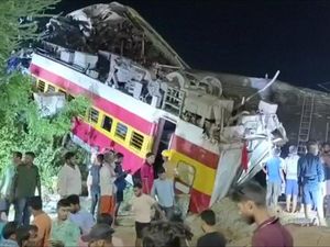 Horor Tabrakan 3 Kereta di India, Akibat Kesalahan Sinyal?