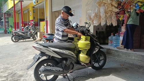 Warga dan pedagang mengeluhkan kelangkaan LPG 3 kilogram di Kota Denpasar, Bali. Kelangkaan elpiji melon disebut terjadi sepekan terakhir ini.