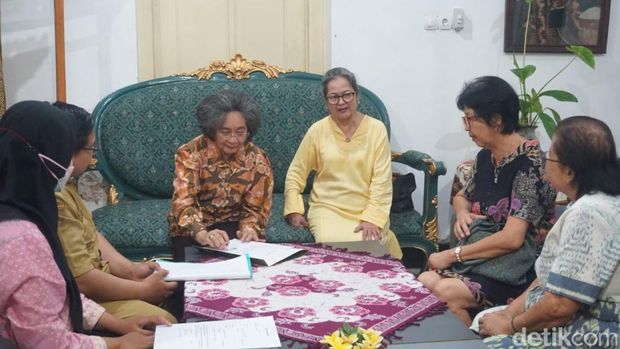 Keluarga Wapres pertama RI Mohammad Hatta menyumbangkan koleksi batik istri Bung Hatta ke ke Museum Batik Pekalongan, Senin (5/6/2023).