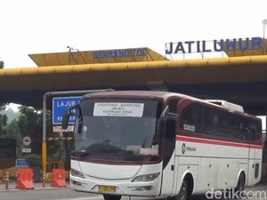 Bukan Ngawur, Ini Alasan Bus Jalan Lambat di Lajur Kanan Tol
