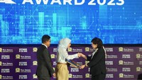 Penghargaan diserahkan oleh Komisaris Bisnis Indonesia, Dorothea Samola kepada Corporate Secretary SIG, Vita Mahreyni di JW Marriott Hotel, Jakarta, pada Rabu (31/5). 