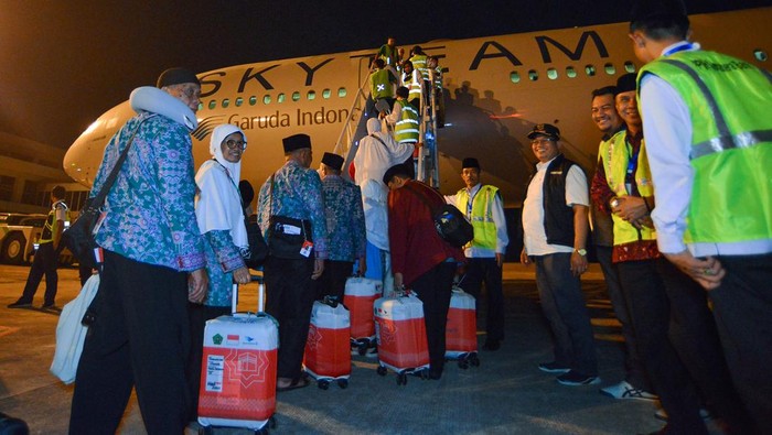 Kloter pertama embarkasi haji Padang Jamaah calon haji mengantre memasuki pesawat di Bandara Internasional Minangkabau (BIM), Padang Pariaman, Sumatera Barat, Senin (5/6/2023) dini hari. Sebanyak 393 jamaah calon haji dan pendamping tergabung dalam kloter (kelompok terbang) pertama embarkasi Padang diberangkatkan ke tanah suci dengan pesawat Garuda Indonesia Boeing 777 Seri 300 ER. ANTARA FOTO/Iggoy el Fitra/foc.