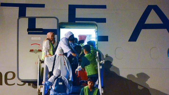 Calon haji berada di kabin pesawat di Bandara Internasional Minangkabau (BIM), Padang Pariaman, Sumatera Barat, Senin (5/6/2023) dini hari. Sebanyak 393 jamaah calon haji dan pendamping tergabung dalam kloter (kelompok terbang) pertama embarkasi Padang diberangkatkan ke tanah suci dengan pesawat Garuda Indonesia Boeing 777 Seri 300 ER. ANTARA FOTO/Iggoy el Fitra/foc.