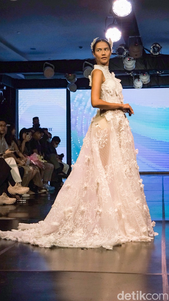 Fashion show koleksi gaun pengantin rancangan desainer Christie Basil dengan mengangkat tema Whisper of Freedom di acara Enchanted Moments an Exquisite Wedding Fair [EMWF} 2023 di ballroom Hotel St, Regis, Jakarta, [28/5/2023].  Foto: Andhika Prasetia/detikcom.