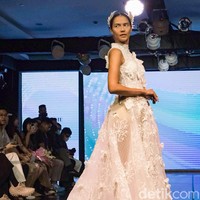 Fashion show koleksi gaun pengantin rancangan desainer Christie Basil dengan mengangkat tema Whisper of Freedom di acara Enchanted Moments an Exquisite Wedding Fair [EMWF} 2023 di ballroom Hotel St, Regis, Jakarta, [28/5/2023].  Foto: Andhika Prasetia/detikcom.