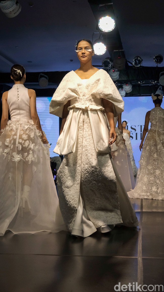 Fashion show koleksi gaun pengantin rancangan desainer Christie Basil dengan mengangkat tema Whisper of Freedom di acara Enchanted Moments an Exquisite Wedding Fair [EMWF} 2023 di ballroom Hotel St, Regis, Jakarta, [28/5/2023]. Foto: Andhika Prasetia/detikcom.