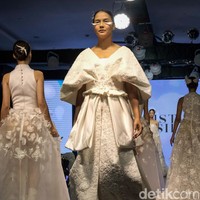 Fashion show koleksi gaun pengantin rancangan desainer Christie Basil dengan mengangkat tema Whisper of Freedom di acara Enchanted Moments an Exquisite Wedding Fair [EMWF} 2023 di ballroom Hotel St, Regis, Jakarta, [28/5/2023]. Foto: Andhika Prasetia/detikcom.
