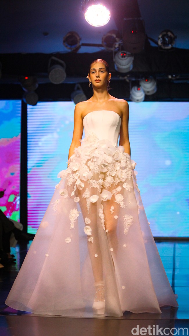 Fashion show koleksi gaun pengantin rancangan desainer Christie Basil dengan mengangkat tema Whisper of Freedom di acara Enchanted Moments an Exquisite Wedding Fair [EMWF} 2023 di ballroom Hotel St, Regis, Jakarta, [28/5/2023].  Foto: Andhika Prasetia/detikcom.