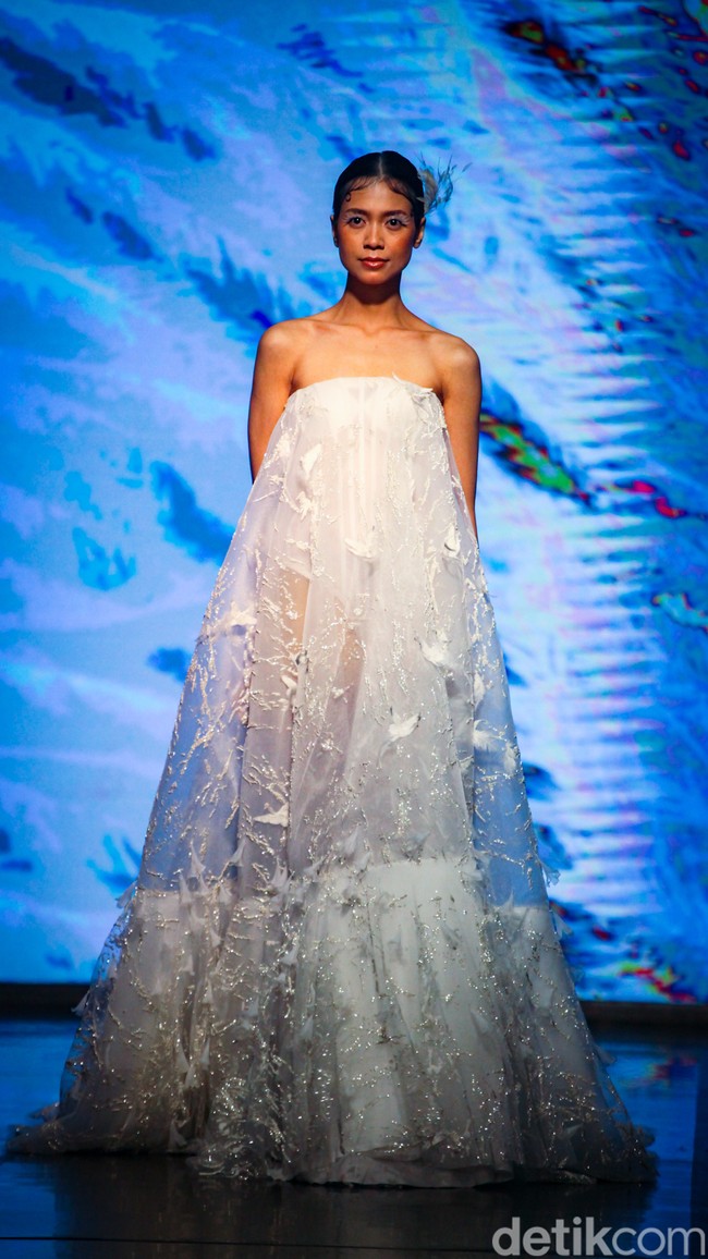 Fashion show koleksi gaun pengantin rancangan desainer Christie Basil dengan mengangkat tema Whisper of Freedom di acara Enchanted Moments an Exquisite Wedding Fair [EMWF} 2023 di ballroom Hotel St, Regis, Jakarta, [28/5/2023]. Foto: Andhika Prasetia/detikcom.