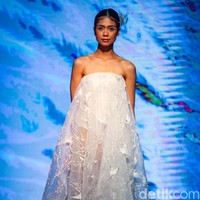 Fashion show koleksi gaun pengantin rancangan desainer Christie Basil dengan mengangkat tema Whisper of Freedom di acara Enchanted Moments an Exquisite Wedding Fair [EMWF} 2023 di ballroom Hotel St, Regis, Jakarta, [28/5/2023]. Foto: Andhika Prasetia/detikcom.
