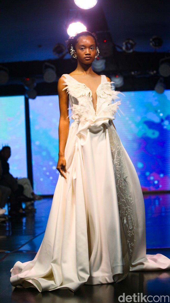 Fashion show koleksi gaun pengantin rancangan desainer Christie Basil dengan mengangkat tema Whisper of Freedom di acara Enchanted Moments an Exquisite Wedding Fair [EMWF} 2023 di ballroom Hotel St, Regis, Jakarta, [28/5/2023]. Foto: Andhika Prasetia/detikcom.