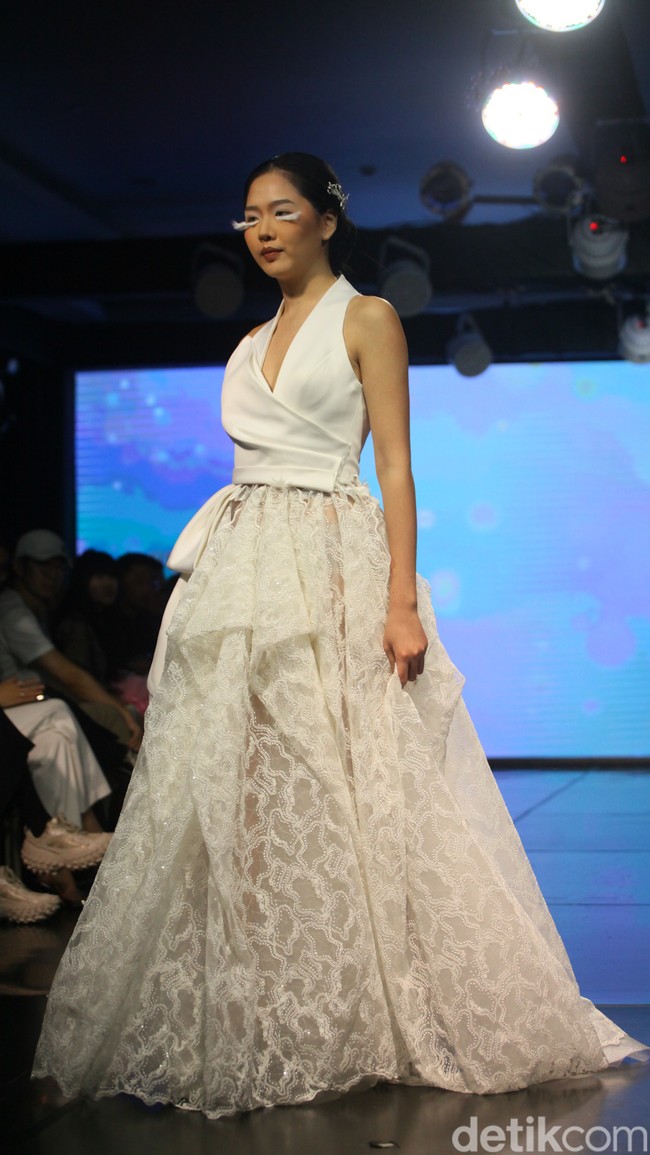 Fashion show koleksi gaun pengantin rancangan desainer Christie Basil dengan mengangkat tema Whisper of Freedom di acara Enchanted Moments an Exquisite Wedding Fair [EMWF} 2023 di ballroom Hotel St, Regis, Jakarta, [28/5/2023]. Foto: Andhika Prasetia/detikcom.