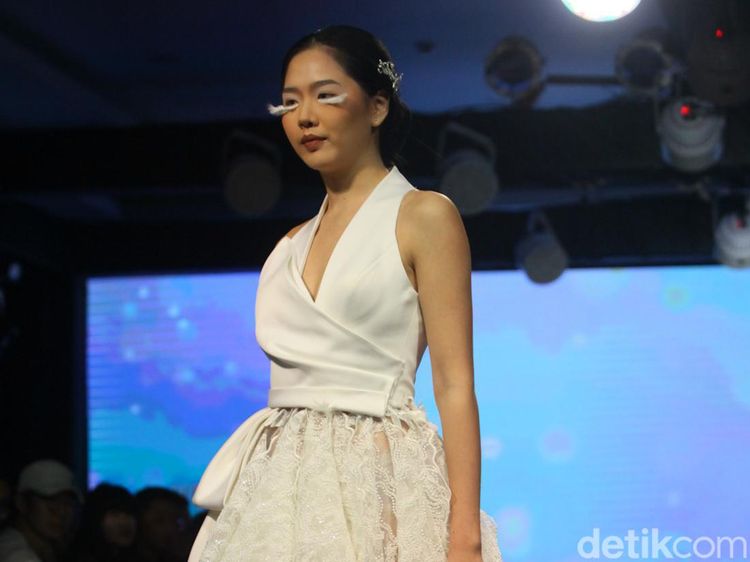 Foto Koleksi Gaun Pengantin Christie Basil, Busana Terinspirasi Burung