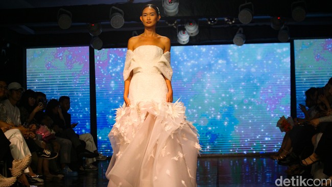 Fashion show koleksi gaun pengantin rancangan desainer Christie Basil dengan mengangkat tema Whisper of Freedom di acara Enchanted Moments an Exquisite Wedding Fair [EMWF} 2023 di ballroom Hotel St, Regis, Jakarta, [28/5/2023]. Foto: Andhika Prasetia/detikcom