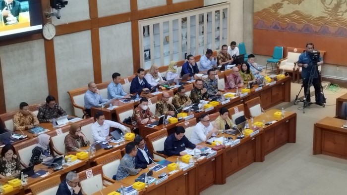 Komisi VI DPR memanggil Menteri BUMN Erick Thohir untuk melakukan rapat kerja hari ini.