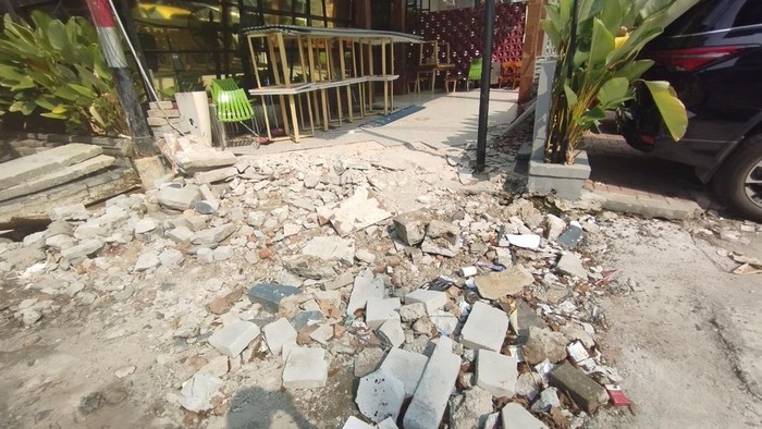 Kondisi di kawasan ruko yang makan jalan di Pluit, Jakarta Utara (Jakut) pada Senin (5/6/2023).