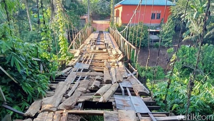Kondisi jembatan rusak di Bengkulu Utara yang belum tersentuh perbaikan