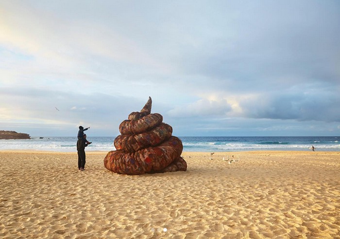 Kotoran raksasa di Pantai Bondi, Australia