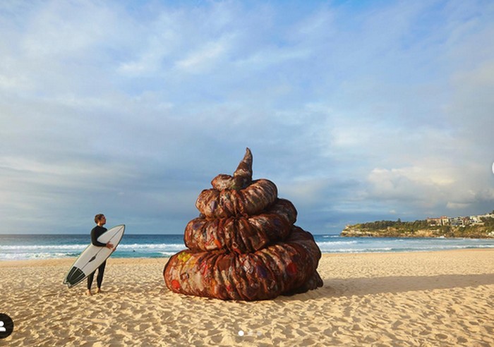 Kotoran raksasa di Pantai Bondi, Australia