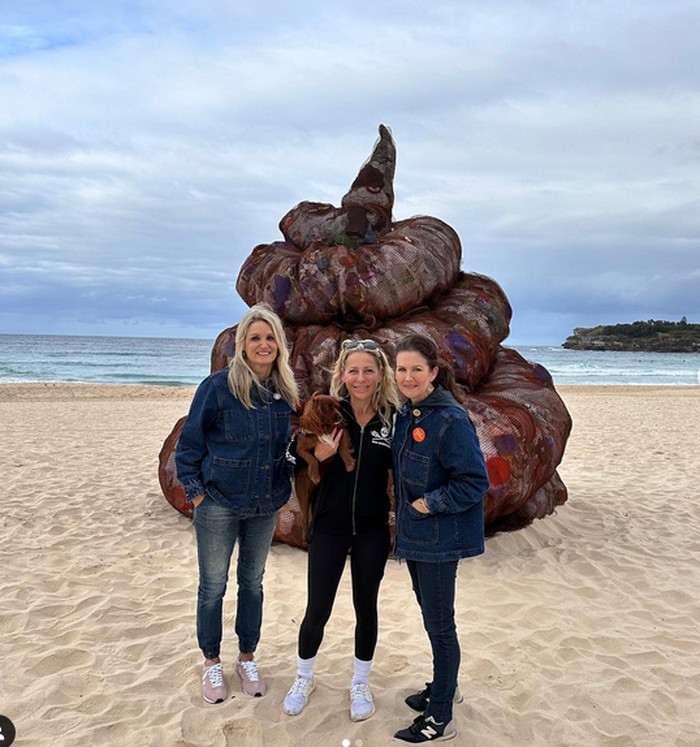 Kotoran raksasa di Pantai Bondi, Australia Kotoran raksasa di Pantai Bondi, Australia